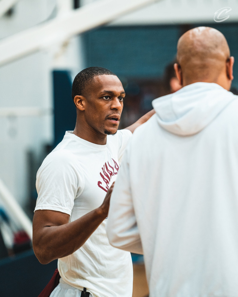 星空体育-里昂训练开放日，窗口期复出首秀引欢呼，英超在即，球探报告显示潜力(语言学教程pdf增订版)